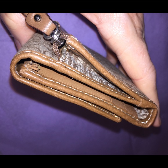 Fossil’s Signature Jacquard Folding Wallet - Picture 4 of 6